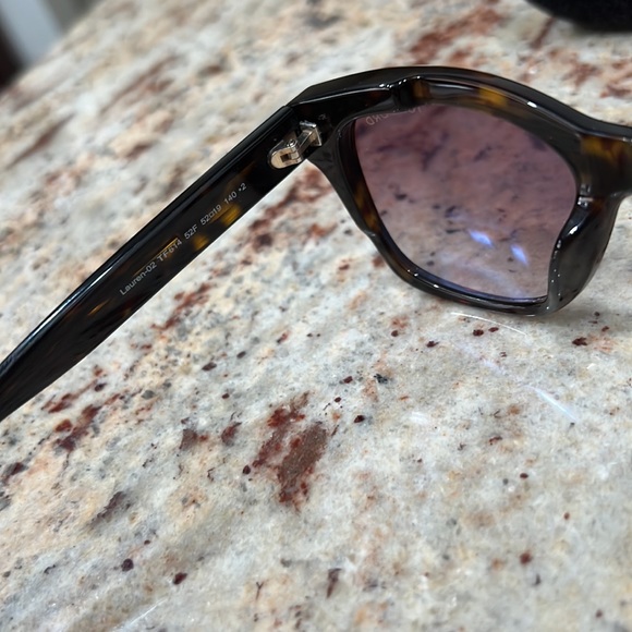 Like New! Tom Ford Lauren Sunglasses in Dark Havana. (6468992941) - Picture 5 of 9